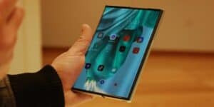 motorola-mostra-prototipo-suo-smartphone-arrotolabile