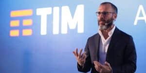 Il CEO di TIM infuriato su Linkedin