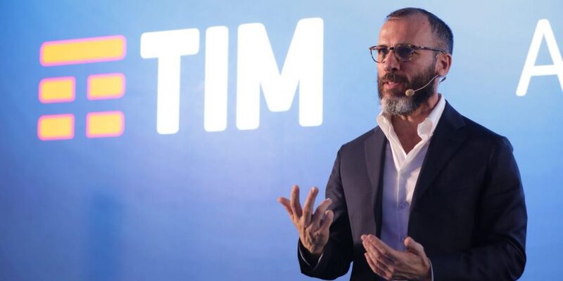 Il CEO di TIM infuriato su Linkedin