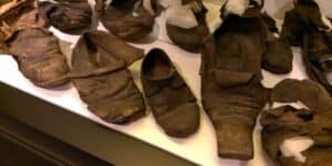 Perchè nelle vecchie case europee si trovano delle scarpe