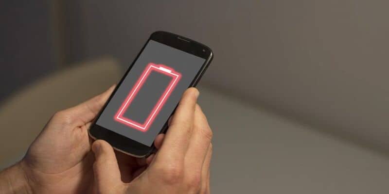 Se si carica il telefono di notte, la batteria si danneggia? Svelato il mistero
