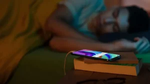 Smartphone in carica di notte: non fatelo assolutamente, i rischi