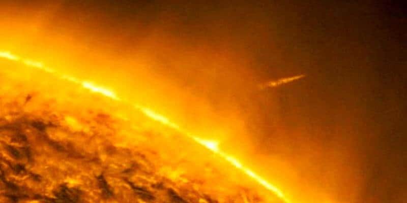 video incredibile di una cometa che si schianta contro il Sole