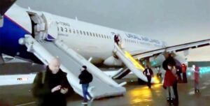 Powerbank esplode su aereo: atterraggio di emergenza e passeggeri nel panico