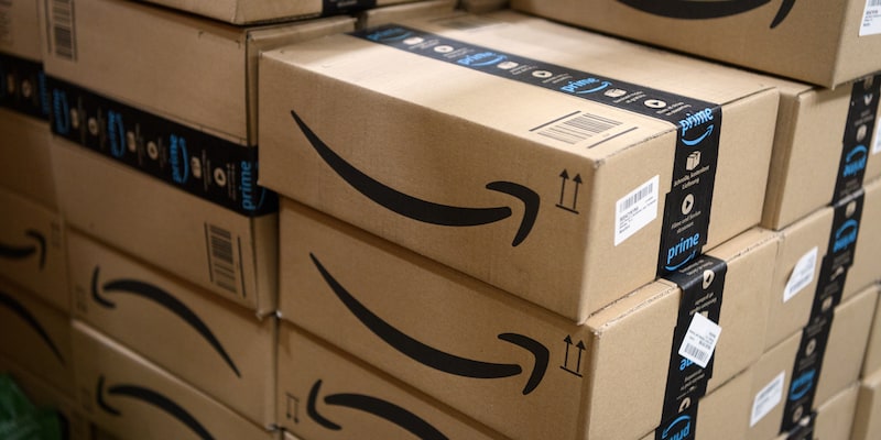 Amazon è pazza, Natale con offerte al 70% di sconto per distruggere Unieuro