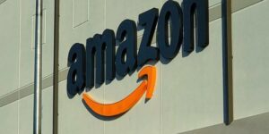 Amazon, regalo di 10 euro per tutti, il pazzo sconto di Natale