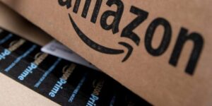 Amazon folle, offerte di Natale con 5 articoli gratis e tutto all'80%