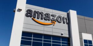 Amazon, pazze offerte di Natale e smartphone quasi gratis