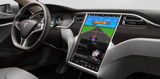 Tesla sta consentendo ai conducenti di giocare