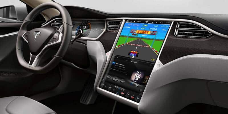 Tesla sta consentendo ai conducenti di giocare