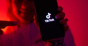 TikTok, il trucco di bellezza da usare con un semplice dito