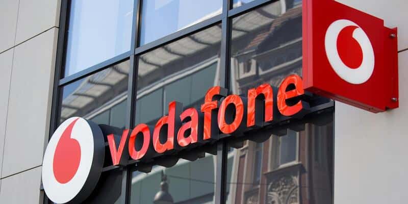 Vodafone regala 200GB a Natale con la Silver, le offerte a 7 euro distruggono TIM