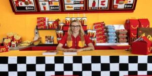 mcdonalds-un-artista-ha-ricreato-un-intero-negozio-con-il-feltro