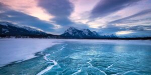 questo-lago-sta-facendo-molto-parlare-di-se-per-un-fenomeno-molto-strano