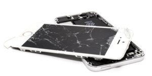 utenti buttano i propri smartphone