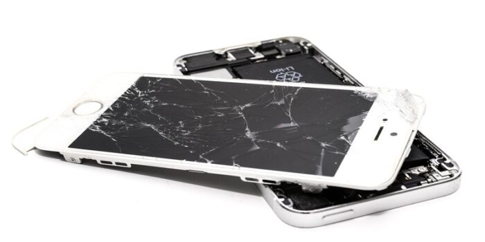 utenti buttano i propri smartphone