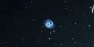 Comparsa una strana spirale di luce blu nei cieli delle Hawaii