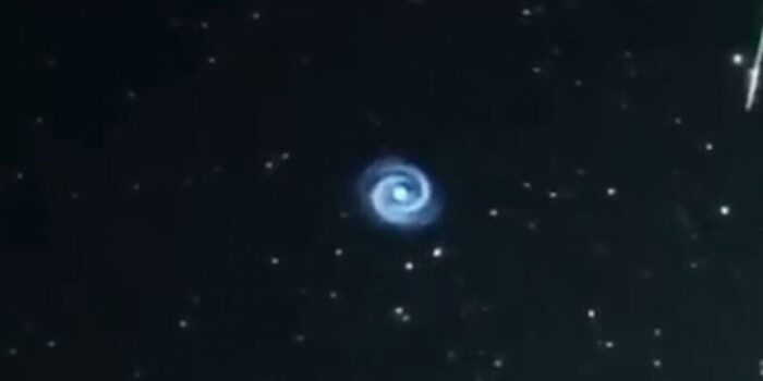 Comparsa una strana spirale di luce blu nei cieli delle Hawaii