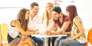 I ricercatori hanno dimostrato che quando due persone lavorano a stretto contatto, si verifica un'interazione specifica