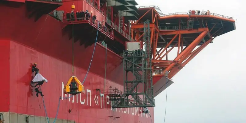 Il 5 febbraio scatterà l’embargo per l’importazione del petrolio da Mosca, aumenti in arrivo