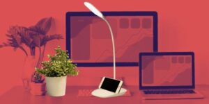 Lampada LED con 3 livelli di luminosità e supporto SMARTPHONE su Amazon a meno di 15 euro