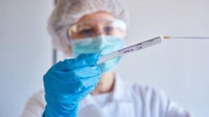 Test Covid antigienico a 0,59 euro, la scatola da 25 in offerta su Amazon
