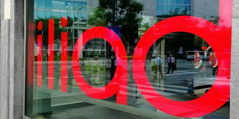 Iliad regala 300GB a tutti con l'offerta nuova che distrugge Vodafone 