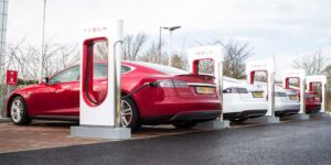 tesla-gli-utenti-iniziano-a-vendicarsi-di-chi-parcheggia-senza-ricaricare-lauto