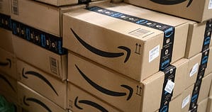 Amazon è pazza, oggi al 70% offerte smartphone e PC distruggono Unieuro