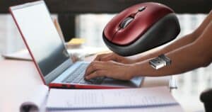 Mouse WIRELESS per dimenticare i fili al computer a metà prezzo, costa 7 euro