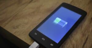 Lasciare lo smartphone in carica la notte
