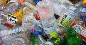 Riciclare le bottiglie di plastica per creare delle batterie a litio