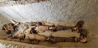 Trovata la mummia più antica del mondo avvolta in foglie d’oro