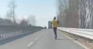 con-il-monopattino-elettrico-in-tangenziale-di-asti-a-100km-h-perche-si-annoiava