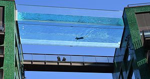 sky-pool-la-piscina-sospesa-a-mezzaria-tra-due-edifici