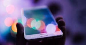 Smartphone, non lasciatelo in carica la notte, ecco cosa rischiate
