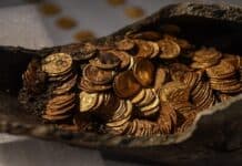 Delle strane monete trovate in una grotta ricoperta di neve