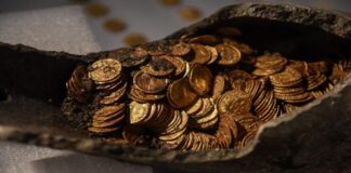 Delle strane monete trovate in una grotta ricoperta di neve