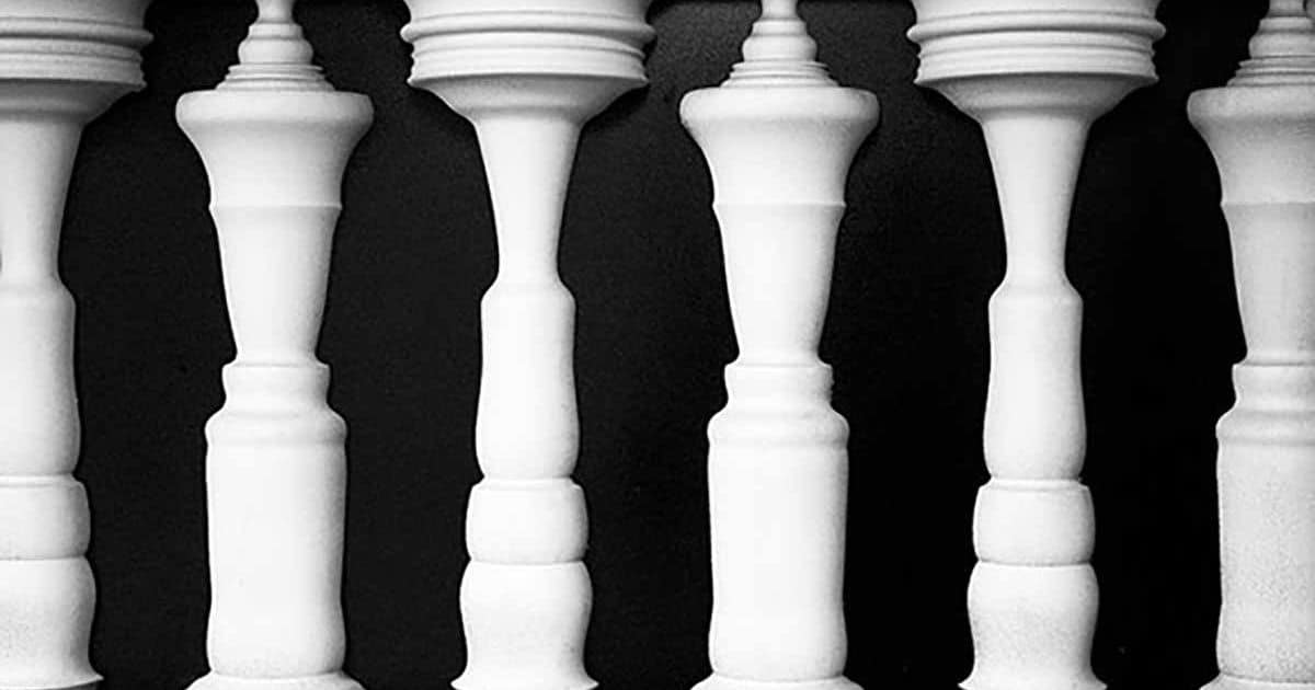 Illusione ottica con persone o scacchi, quello che vedete rivela CHI SIETE 