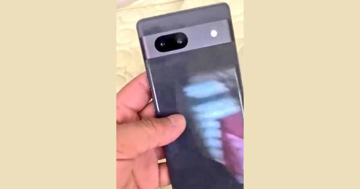 Google Pixel 7a è stato fotografato dal vivo