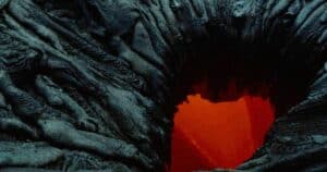 a sigillare la bocca di un vulcano con del cemento