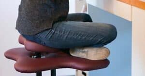 siedi con le gambe incrociate