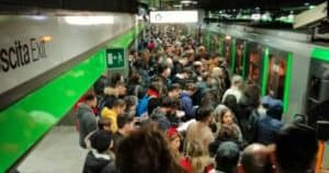 Borseggiatrici che derubano persone con la tecnica del saliscendi, come evitare