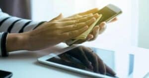 Smartphone pulito e libero da BATTERI e sporco, ecco i trucchi utili