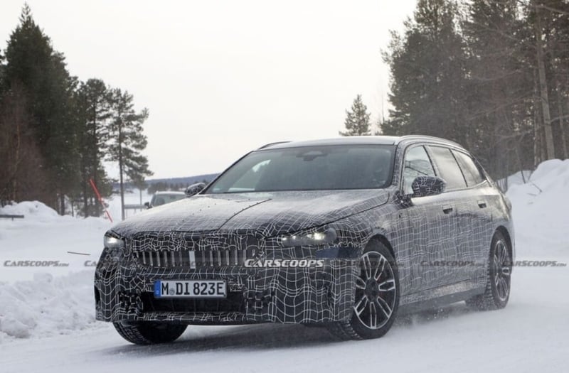 BMW i5 station wagon 2