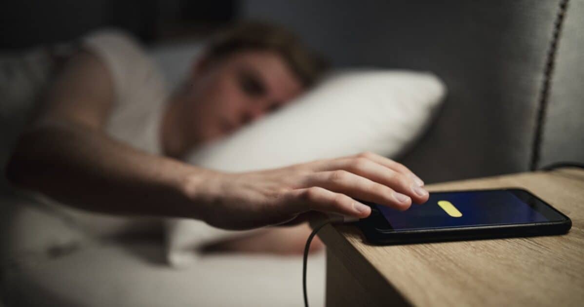 Perché non ricaricare lo smartphone di notte