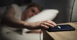 Perché non ricaricare lo smartphone di notte