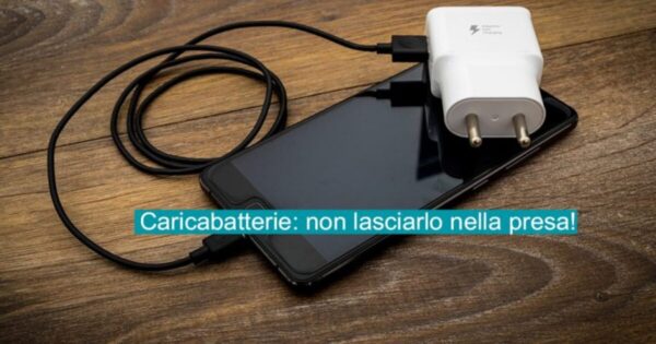 tenere collegato tutto il giorno il caricabatterie