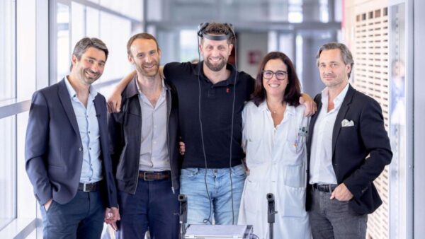 Ponte digitale tra cervello e midollo spinale, così un paralitico svizzero è tornato a camminare