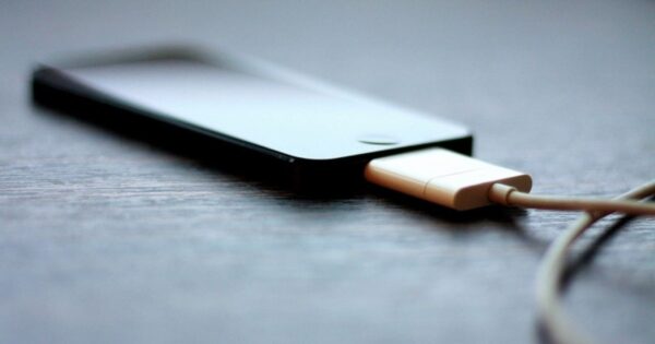 Se carico lo smartphone di notte